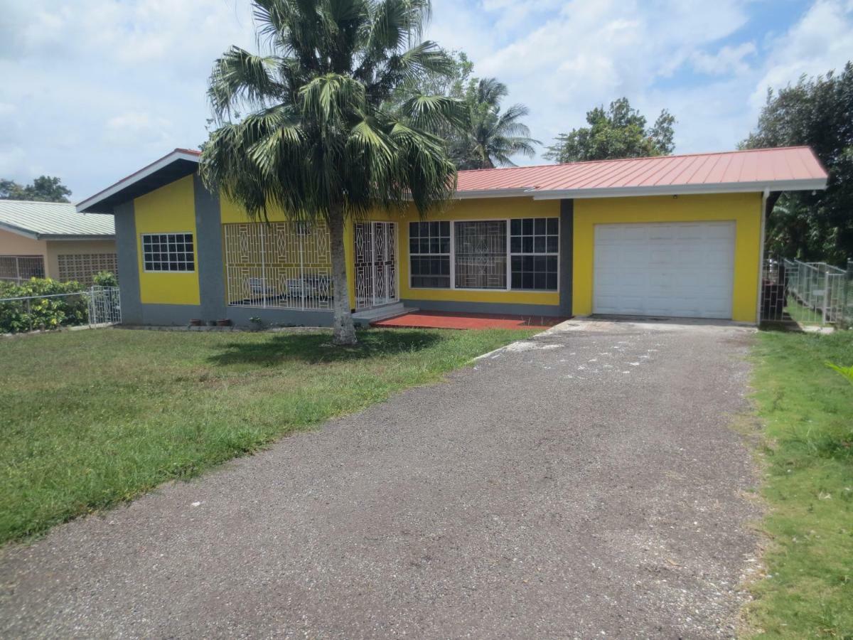 Chateau Yellow Mandeville Buitenkant foto
