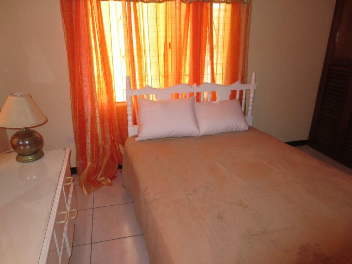 Chateau Yellow Mandeville Buitenkant foto