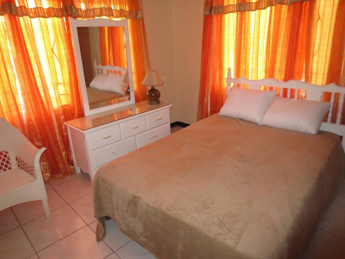 Chateau Yellow Mandeville Buitenkant foto