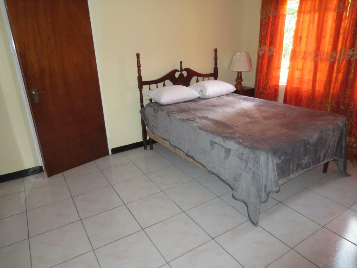 Chateau Yellow Mandeville Buitenkant foto