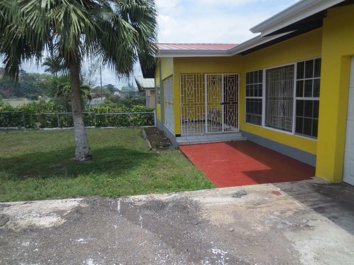 Chateau Yellow Mandeville Buitenkant foto