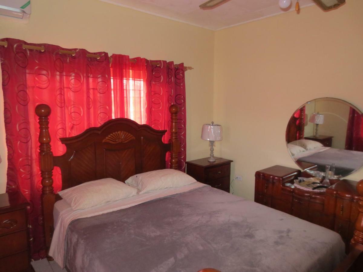 Chateau Yellow Mandeville Buitenkant foto